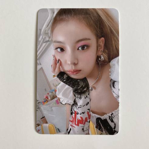 ITZY 1ST ALBUM 'CRAZY IN LOVE' ALBUM PHOTOCARD - LIA (V1)